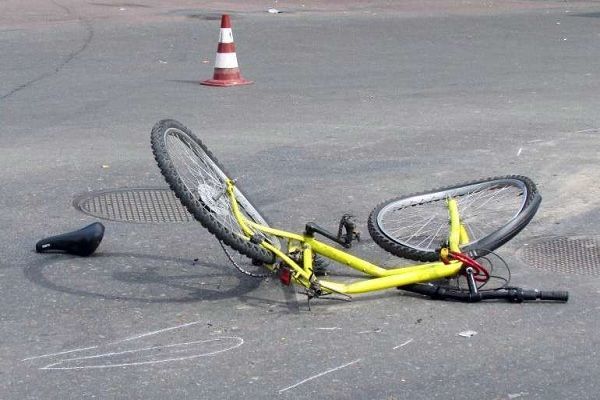 Автомобиль сбил велосипедиста в Худате