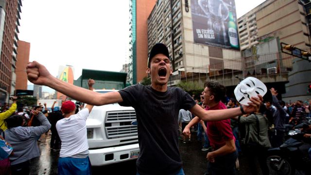 В Венесуэле начались протесты с требованием отставки президента