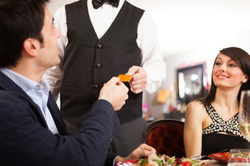 В Великобритании посетитель ресторана по ошибке расплатился за ужин 1 млн фунтов
