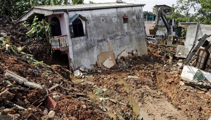 В Коломбо мусорная свалка обрушилась на дома: 11 погибших 