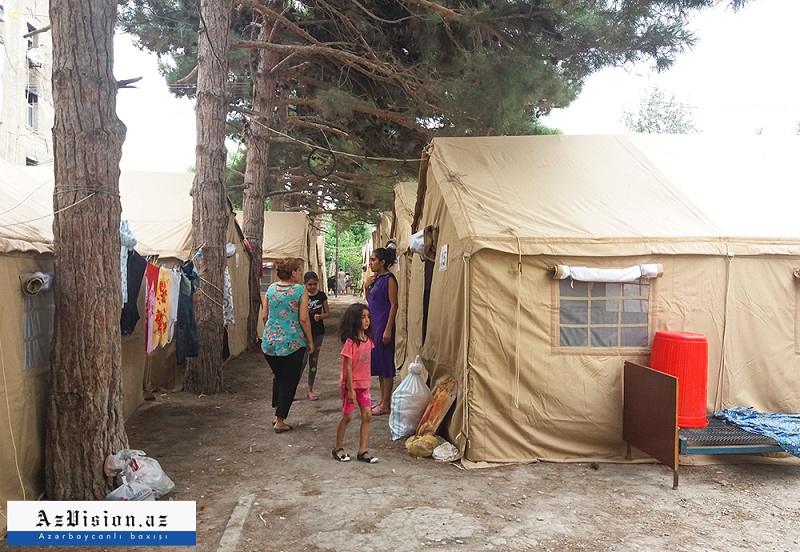 В Сумгайыте 22 семьи-погорельцев живут в палатках - РЕПОРТАЖ