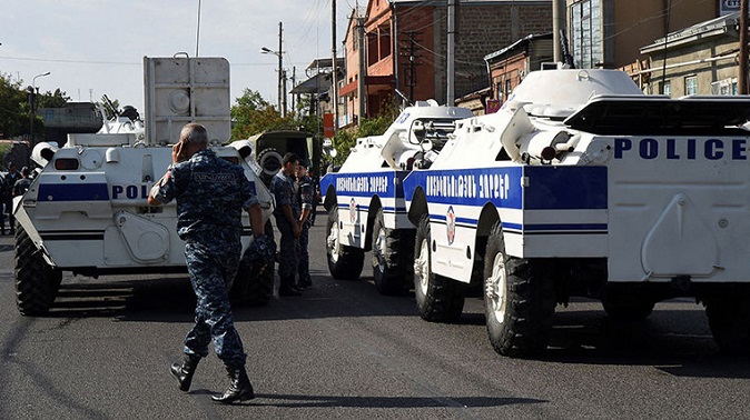В Ереване вооруженная группа открыла огонь, погиб полицейский