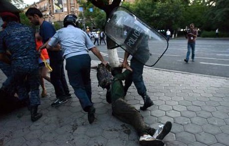 Полиция Армении пытается изъять у демонстрантов мусорные баки