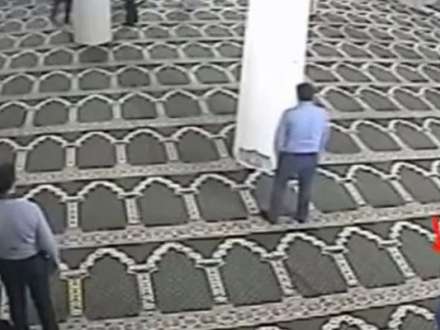 Сына народного артиста ограбили в мечети - ВИДЕО