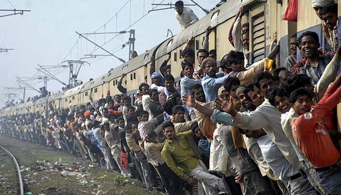 В Индии с рельсов сошел поезд:  10 пострадавших