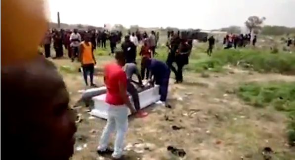 Ганские гробовщики забрали труп в качестве залога - ВИДЕО