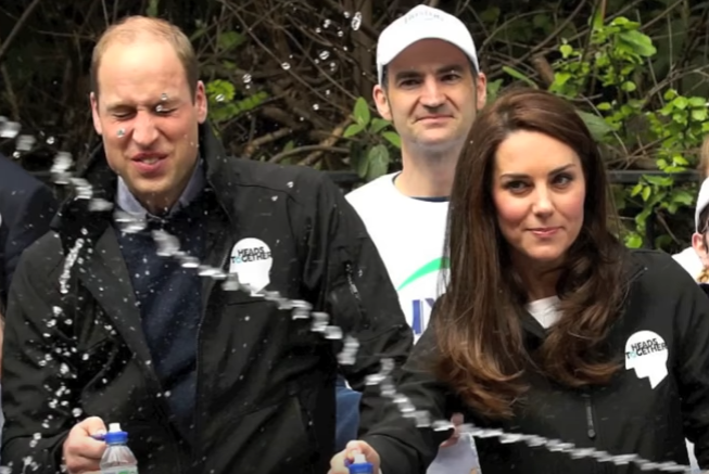 Участник Лондонского марафона облил водой принца Уильяма - ВИДЕО