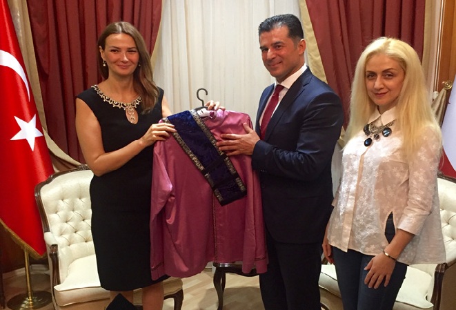Премьеру Северного Кипра преподнесли азербайджанский национальный костюм
