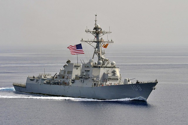 Эсминец ВМС США обстреляли у берегов Йемена