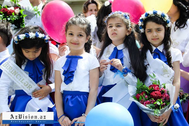 Звонки в азербайджан. Выпускники Азербайджана. 132 Школа Баку. Baku Modern School классы. Выпускной в Азербайджане фото.