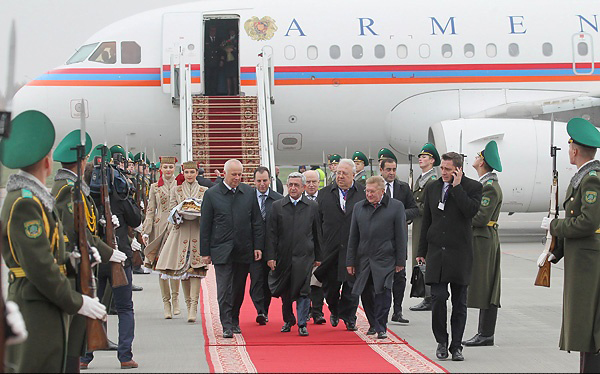 Янукович прилетел в минск