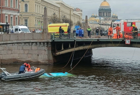 В Петербурге пассажирский автобус упал с моста в реку, погибли шесть человек -ВИДЕО -ОБНОВЛЕНО
