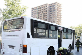 Из горящего автобуса в Баку эвакуировали пассажиров