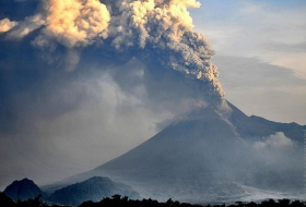 В Индонезии извергается вулкан
