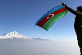 На вершине горы в Турции подняли флаг Азербайджана
