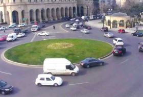 В центре Баку ограничено и изменено движение транспорта
