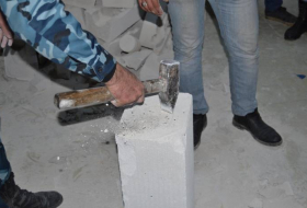Таможенники Азербайджана обнаружили более 306 кг героина, один из водителей сбежал