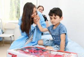Лейла Алиева встретилась с детьми, получающими лечение в ряде медицинских учреждений Баку - ФОТО