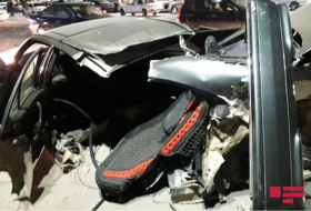 Mercedes разорвало на части в ДТП в Гяндже - ВИДЕО