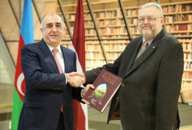 Эльмар Мамедъяров подарил Нацбиблиотеке Латвии книгу о Карабахе - ФОТО
