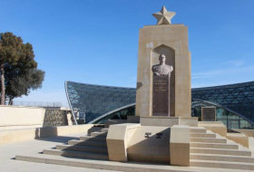 Посол Беларуси в Азербайджане возложил цветы к памятнику Ази Асланова - ФОТО