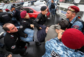 В Ереване полиция начала задерживать активистов оппозиции

