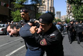 В центре Еревана полиция начала задерживать участников акции протеста
