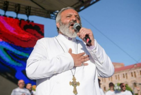 Архиепископ Баграт Галстанян призвал провести очередной митинг протеста в Ереване 15 мая
