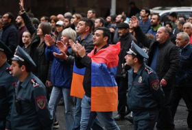 В центре Еревана началось шествие сторонников оппозиции
