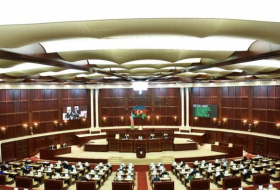 На очередном пленарном заседании парламента Азербайджана обсуждают поправки в ряд законов