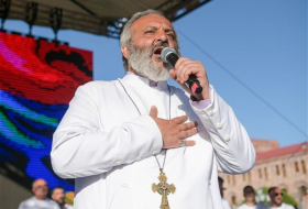 Лидер протестов в Армении Баграт Галстанян заявил, что сохранит свой духовный сан