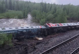 В России на месте схода пассажирского поезда обнаружили тела трех человек
