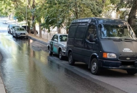 В Баку прорвало водопровод