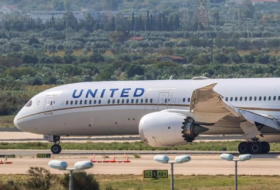 В США у самолета со 124 пассажирами на борту в воздухе отвалился кусок двигателя