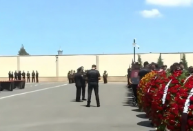 Проходит церемония прощания с полицейскими, погибшими при задержании рецидивиста в бакинском поселке