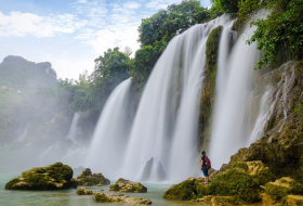 CNN: самый высокий водопад в Азии оказался струей воды из трубы