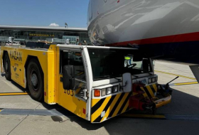 В аэропорту Казани буксир-толкач столкнулся с самолетом
