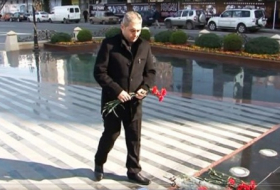 Мартиросян возложил цветы к памятнику Ходжалы в Баку