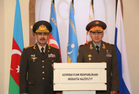Министры обороны Азербайджана и России встретились один на один 