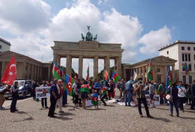 Азербайджанцы провели акцию протеста в Берлине - ФОТО