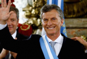 Машину президента Аргентины забросали камнями