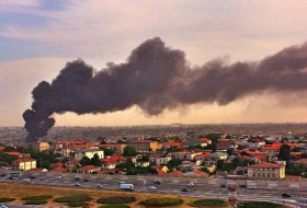 В Баку горит жилой дом