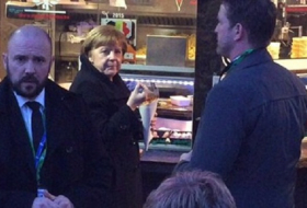 Меркель питается фастфудом в уличном кафе - ВИДЕО