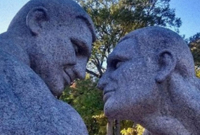 В соцсетях высмеяли «голый» памятник братьям Кличко
