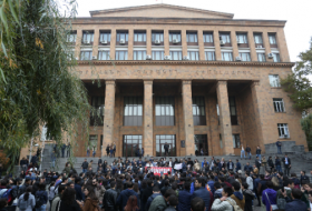 Араика заклинило: Армянская молодежь штурмует министерство