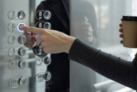 Ученый рассказал, сколько коронавирус живет на кнопках лифтов и дверных ручках

