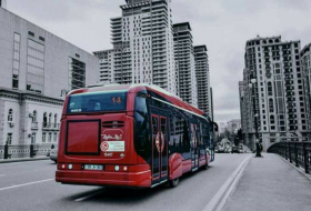 В ряде городов и районов Азербайджана остается в силе ограничение на движение общественного транспорта в выходные дни

