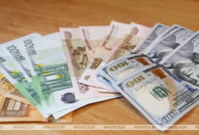 Белорусский рубль на торгах 26 августа ослаб к трем основным валютам
