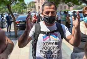Хотим в Россию: Доведенные пандемией армяне протестуют у здания правительства 
