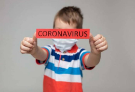 Британские медики рассказали как отличить у детей простуду от COVID-19

